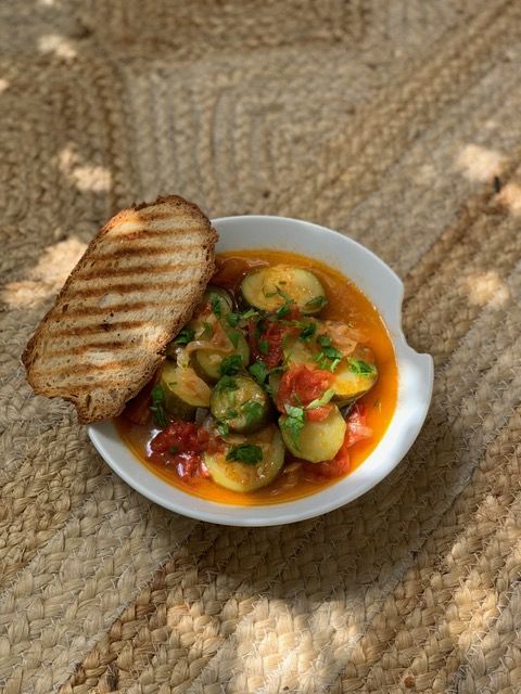 Zucchinis offer boundless possibilities. Perfect for summer, zucchinis have a slightly cooling effect on our bodies while strengthening our stomach and spleen.   Today we’re presenting zucchinis in a super easy recipe together with their BF, the tomato and a handful of other friends. Together they blend into a flavorful and joyful dish, granted they are given enough time to really hang together. You’ll see – it’s all about spending some time to bring out those natural flavors.