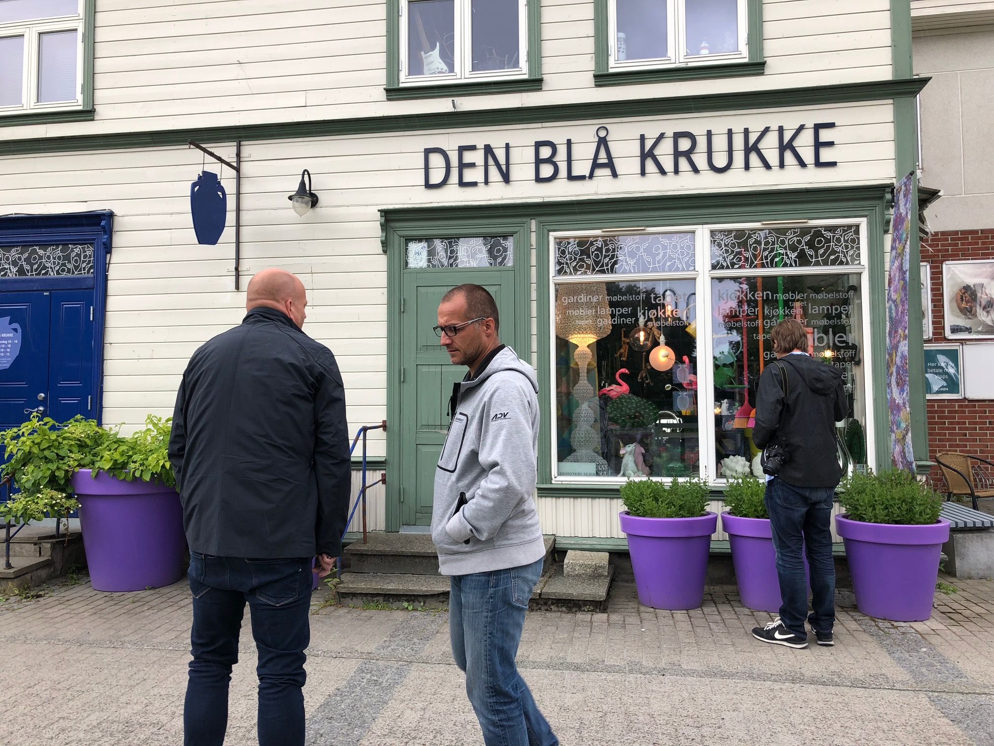  André and Chris not only made sure to introduce the FIFTYEIGHT delegation to their friendly clients, but also provided a taste of the dreamy landscape and culture of Viking country together with essential Scandinavian style. And we can already say that Marc is definitely hungry for more… In terms of planning, Edina and Marc could not have chosen a more perfect time for their visit to Norway: One week before the mystical Midsummer Night, the sky was bright as day even after our restaurant visit for dinner. 