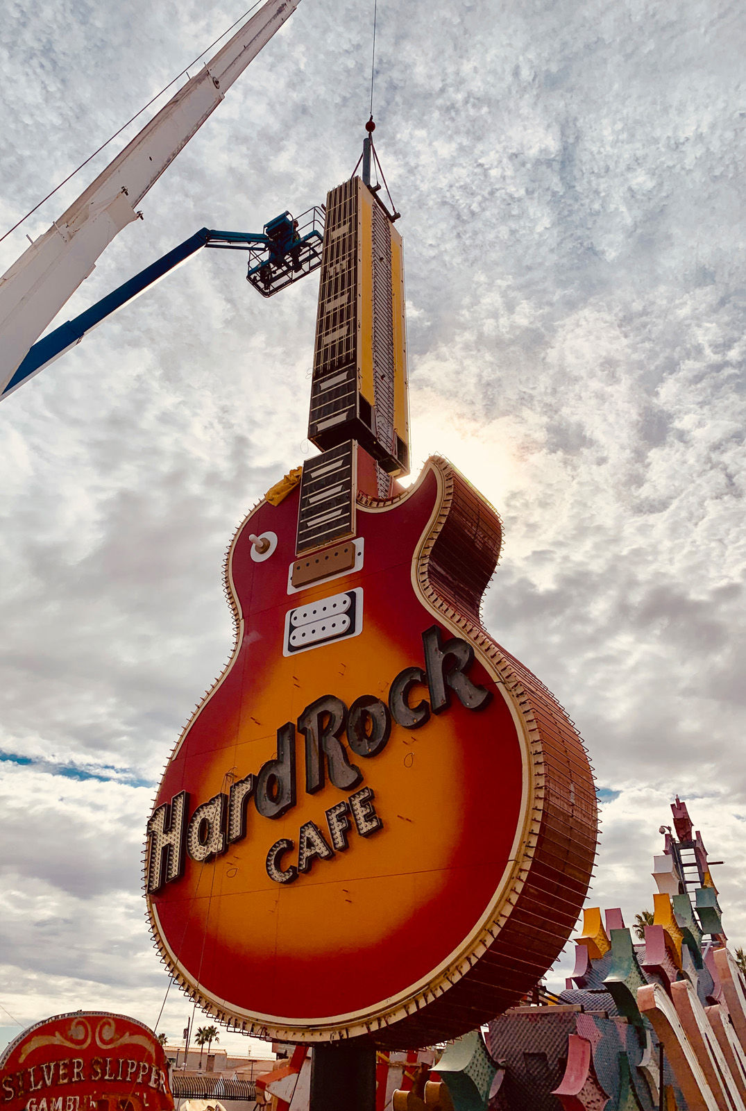  We’re not really the gambling types, but we do enjoy some great entertainment. Nevertheless, it’s not what brought us to Sin City, although the shiny neon world in the Nevada desert kind of suits our style. At least the aspect of providing people with fun and joy… Then again, we came to Las Vegas on business. The Las Vegas Market tradeshow beckoned, and we heeded the call as exhibitors for the second time now. Our US business had been making great strides recently, so FIFTYEIGHT PRODUCTS decided to showcase the latest products at the most important tradeshows, including New York, Chicago, and Atlanta as well as Las Vegas. 