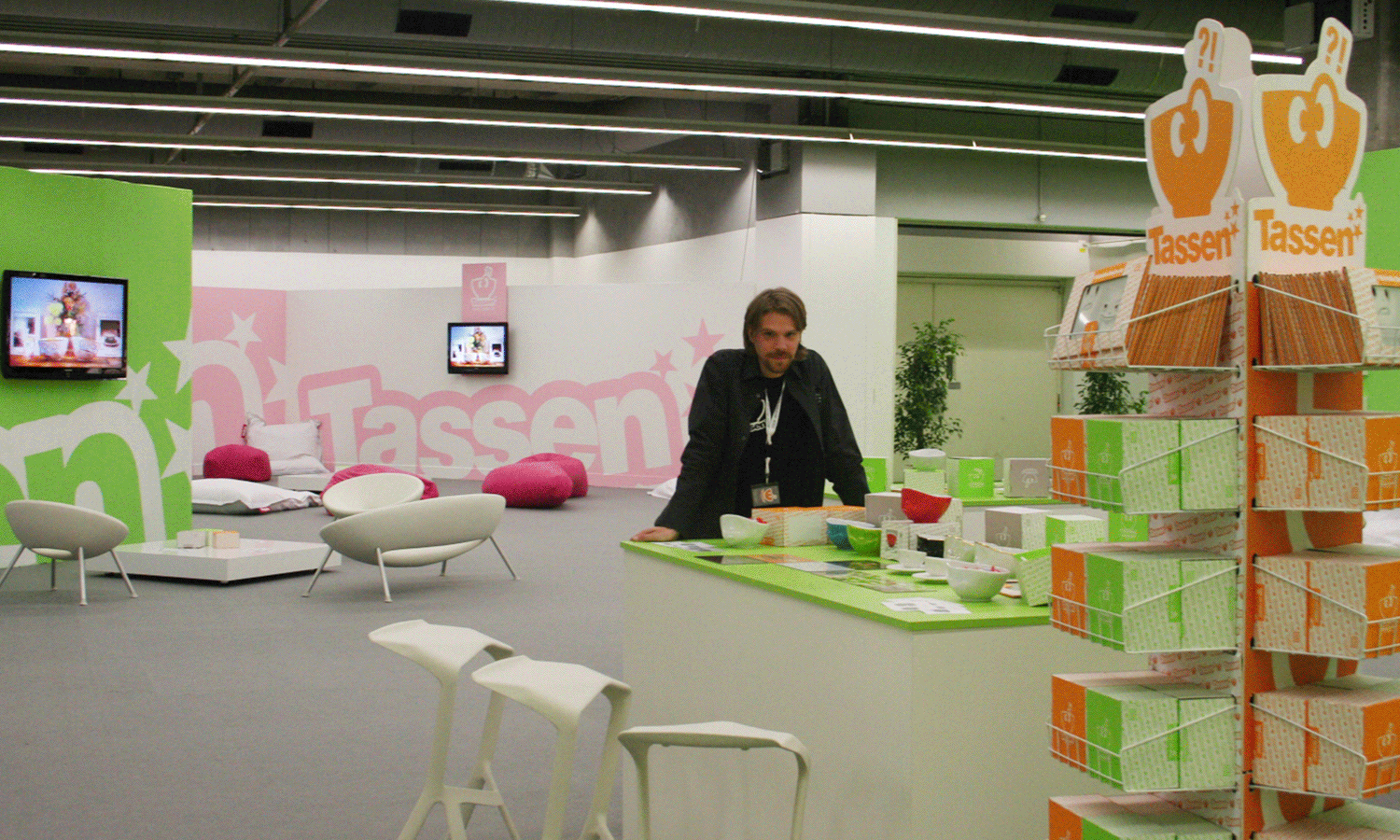  Marketing also belongs to the Challenges chapter. Not the topic itself, because animation studios also have to do marketing. But marketing your own retail products is a completely different activity. With 20,000 bowls in stock, you really have to buckle down. The topics of distribution, logistics, communication and trade fairs were immediately on the table. Back then, this meant: Doing it and seeing how it goes (or doesn't go). 