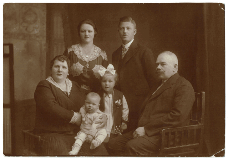 This was perhaps the spirit when composer Martin Mundo first created the melody and lyrics in 1929 and started showcasing it to audiences. And it was probably what inspired German singer Ernst Neger in 1952, when he rediscovered the song and made it popular around the country. Then again, the chorus of the song – also used for our new film – dates back all the way to the first half of the 19th century. So it's good to know that these words have been offering consolation and optimism for more than 200 years.