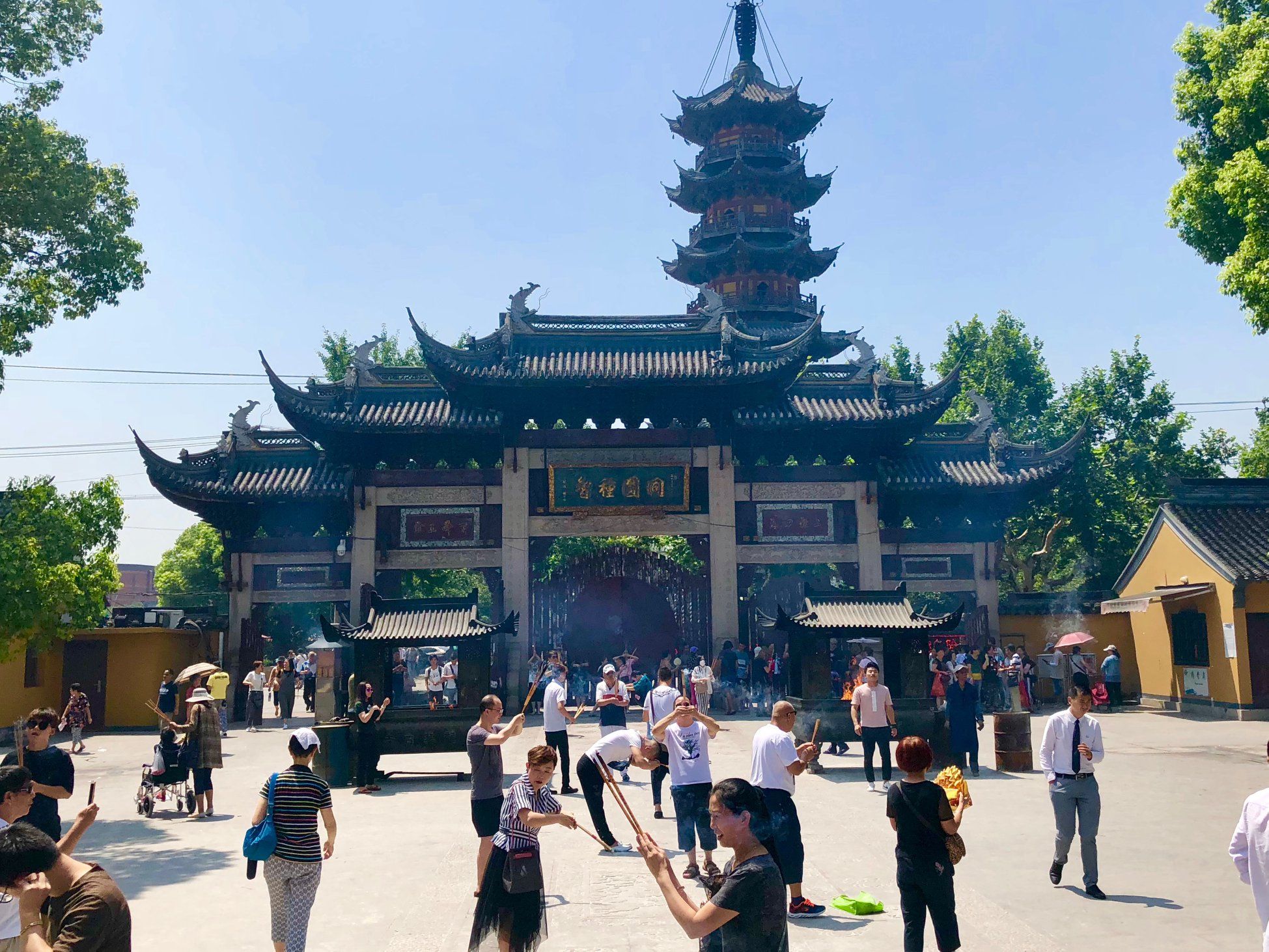  It's a multi-faceted place, and the Chinese business partners of FIFTYEIGHT Products are equally diverse. Their core business is the production of machines for decreasing the size of rocks for transportation. This lucrative sector provides the foundation for a nice side business: high-grade European home accessories and gift ideas. In other words, the perfect fit for TASSEN. 