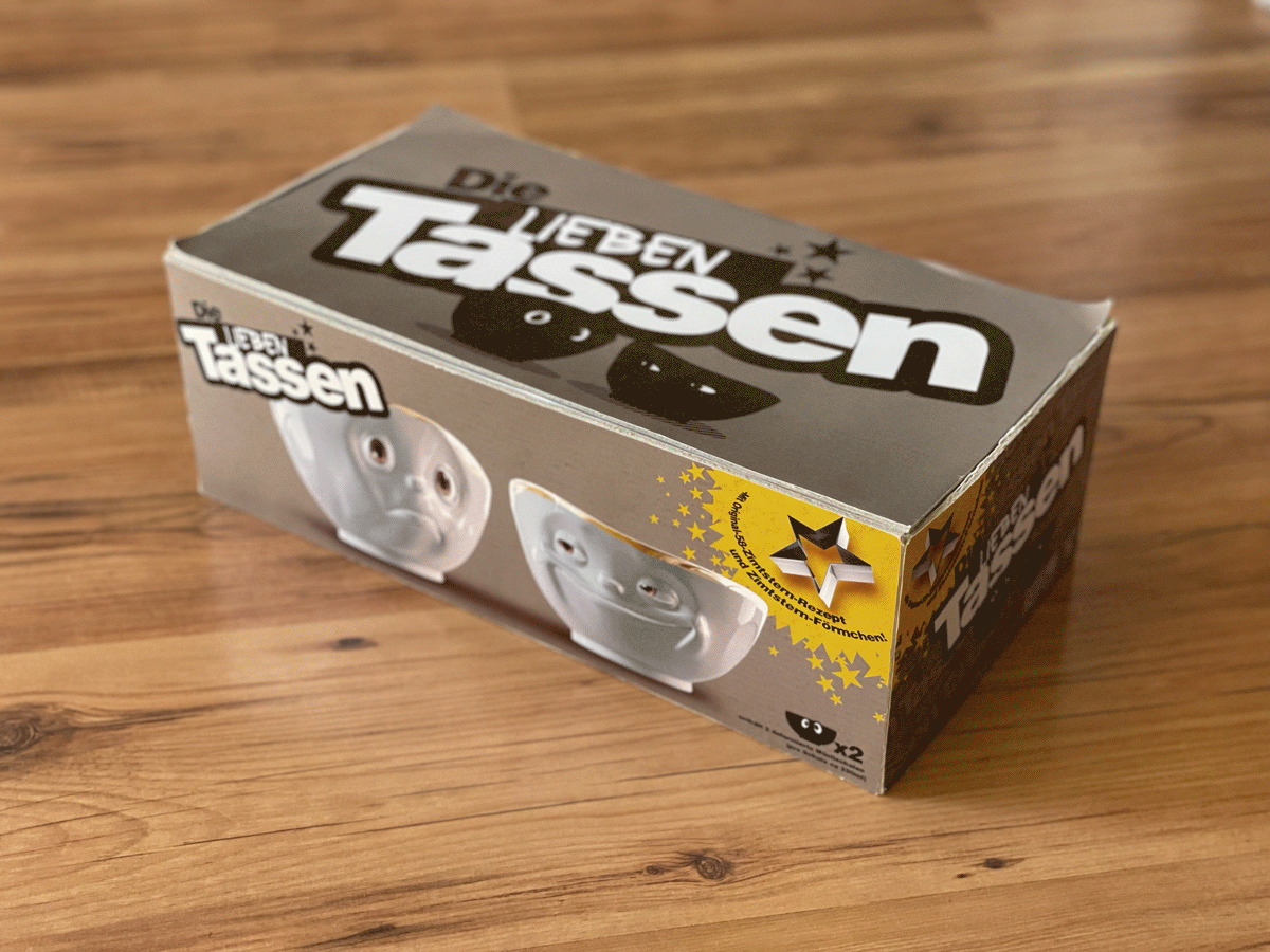 Back then, product recommendations came from all sides and we had wild ideas about what we could do. Animated wallpaper, lampshades, stools..., anything is possible if you let your imagination run free. But on the face of it, it was already there, the inner compass that still guides us today, and therefore we reached an early decision on the laid table and a matching product family. So it began with the 500ml bowls GRINNING and SULKING.