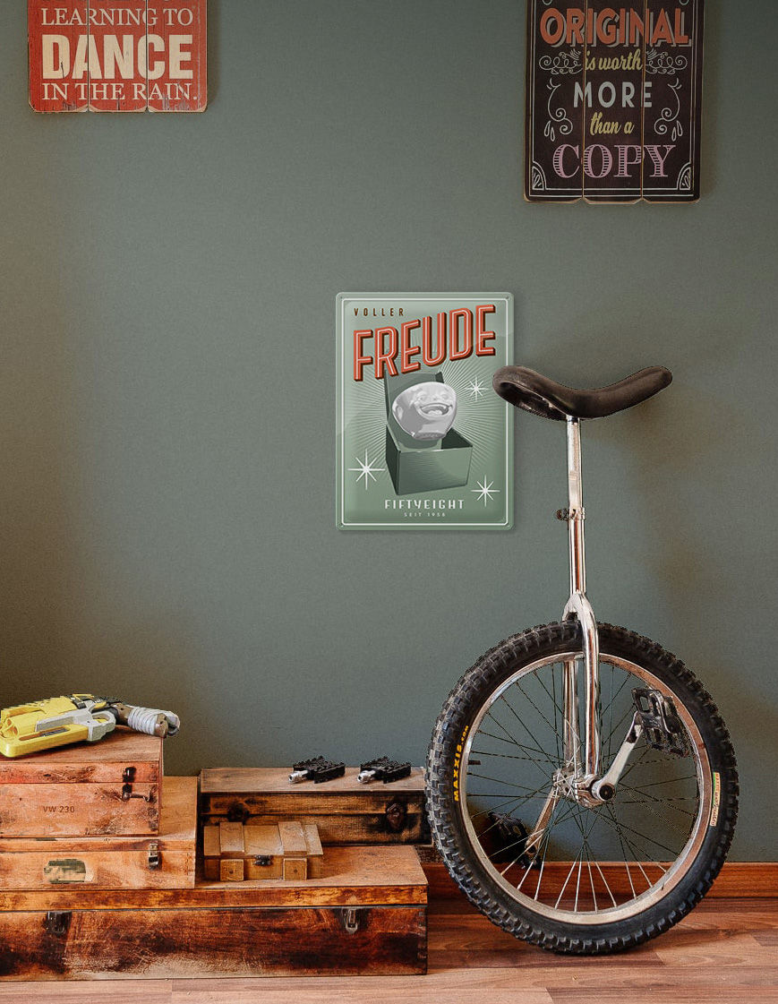  Dish towels and tin signs plus a number of other great items for the kitchen and table. ​​​​​​​All made by hand with lots of love and in a typical 1950s aesthetic. Expressive and with clear, functional lines and an artful signature style. It was an exciting journey into a world that is very similar to ours – but also entirely different. And we managed to bring back some of the prettiest pieces for you. 