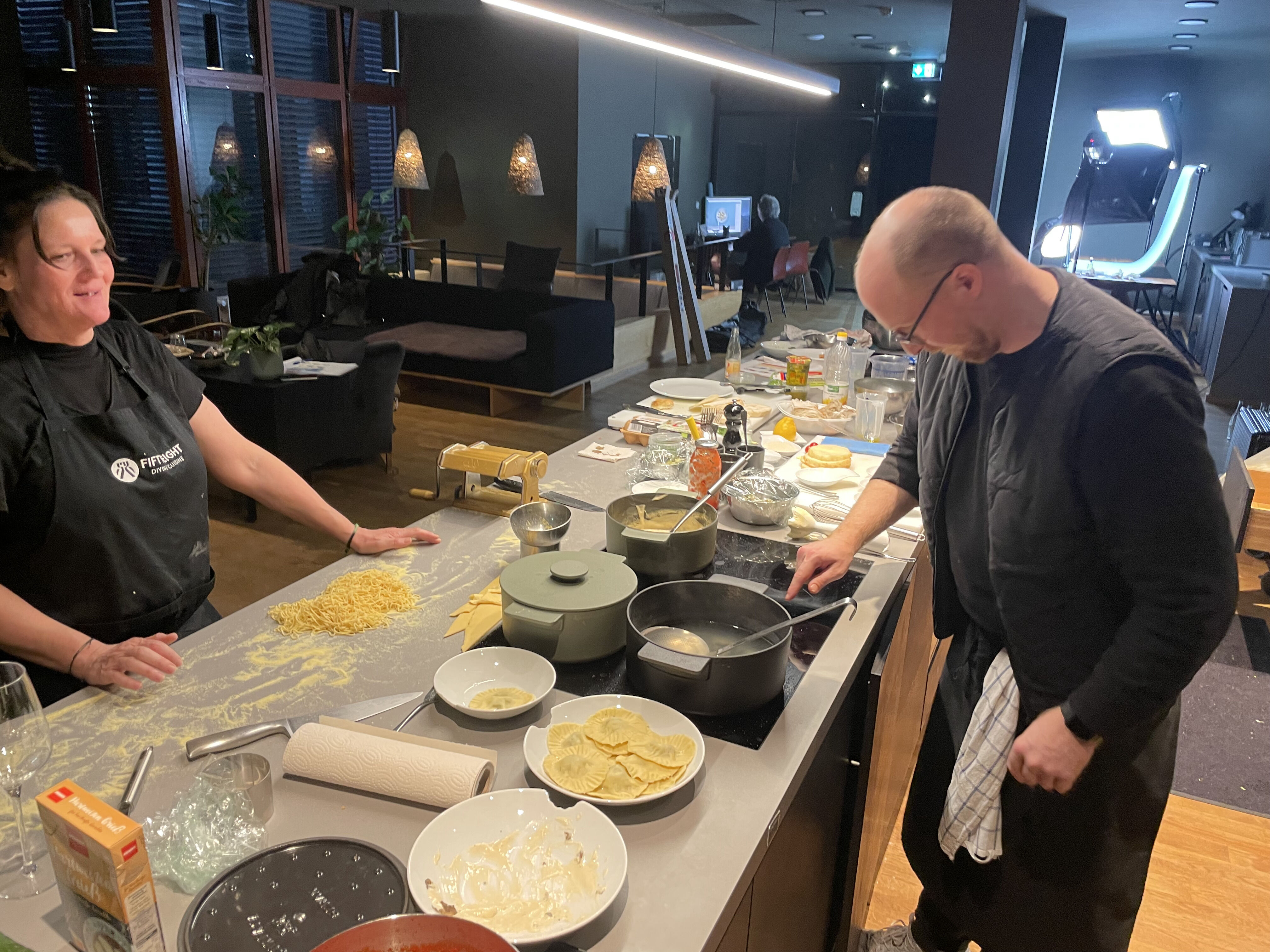 Now, in the book, it all comes together: the products, the culture, the emotions, the joy of good food and the passion for cooking. If you look a little closer, you will quickly realize that the TASSEN KOCHBUCH is also a good-humored project that is just as much fun as the funny characters from the TASSEN family, who also make their cheeky comments in the book.