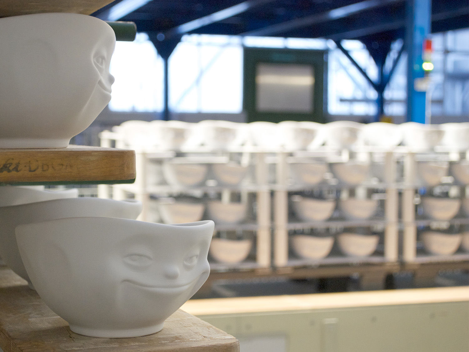  As we speak, the second flower vase crafted from porcelain expands the line of home decoration products that go beyond serving food and beverages. The year 2017 also saw a long-time request from fans finally turned into real products: TASSEN bowls and mugs with colorful eyes. “This was super resource-intensive from a production standpoint, since you cannot simply paint the eyes onto the porcelain. It needs to be fired into the porcelain in order to be food-safe and able to withstand several thousand runs in the dishwasher,” said Ralph Engelmann at BHS, where technicians developed a special method for applying the colored eyes. Released as a limited edition project, the colorful eyes proved a major hit with fans – and sold out almost instantly. Since then, BHS and FIFTYEIGHT PRODUCTS have been working hard to feed the need, and bring new colored eye designs to market, among other things. “We constantly have to rise to new challenges and develop our skills in order to find production solutions for the creative ideas presented by FIFTYEIGHT that meet our high standards,” said Ralph Engelmann. Aside from handling the manufacturing, BHS also ensures a smooth process by taking care of logistics, volume planning, and supply chain management for FIFTYEIGHT PRODUCTS, another part of the unique BHS service offering. Says Marc Eckart at FIFTYEIGHT PRODUCTS: “Our business relationship is based on mutual trust and we are excited to have found an incredibly competent partner with unique manufacturing expertise to help us turn our far-out ideas into quirky porcelain products. We could never have imagined anything like this a few years ago when we first started.” 