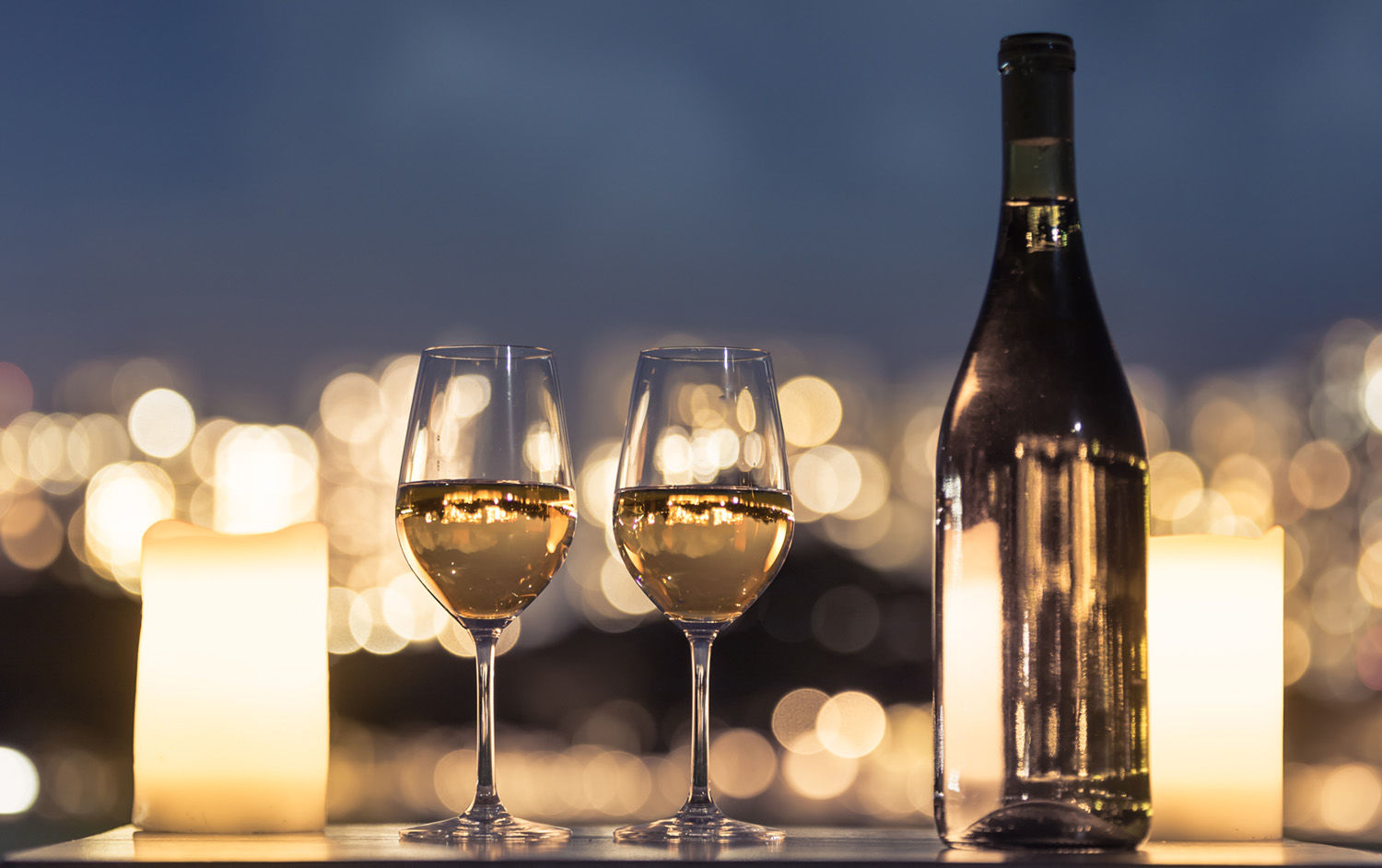  There are those rare romantic moments in life when everything just clicks. Moments when you find exactly the right words. And all you're trying to say just flows into one grand emotional and poetic declaration of eternal love. Deep, passionate, and ever so charming at the same time. It's those moments we wish we could freeze in time forever. So we can hold on to those memories that were so heartfelt and perfect. Now, it's exactly that type of moment we're trying to recreate with our latest film, "The Oath of Love". In the starring roles, it features our two new characters (and products) CUDDLY and COZY. All alone in an enchanted spot by the seaside. Love is in the air and the luscious ambiance brings out the flow of words that soothes the heart and touches the soul. 