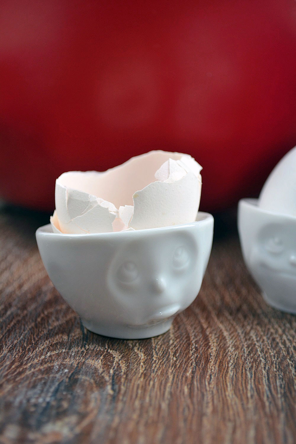  2. Add the eggs, individually, and keep mixing into a creamy dough. 3. Mix flour, cocoa, and cinnamon and add to dough. (Bild 19) 4. Pour in milk and mix thoroughly. (Bild 22) 5. Stir in chocolate chips. (Bild 23) 6. Grease bowls with butter. (Bild 29) 7. Fill bowls with dough, leaving about half an inch below the rim. (Bild 32) 8. Bake in pre-heated oven at 350F for 40–45 minutes. Test with a wooden toothpick. If it comes out clean, your cup cakes are ready. 9. Let chocolate cup cakes cool inside bowls. 